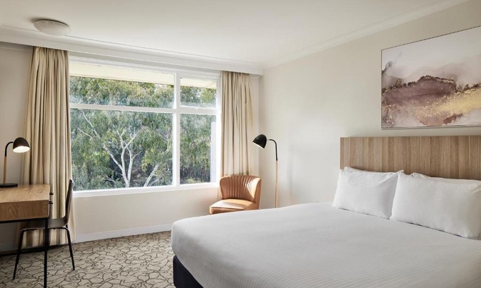 West Tamworth Hotel | Inviting ibis Styles Tamworth: Pool, Restaurant & Family Fun
