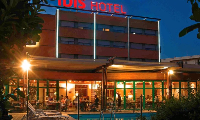 Valence Hotel | Relax at ibis Valence Sud: Pool, Spa & Restaurant Awaits