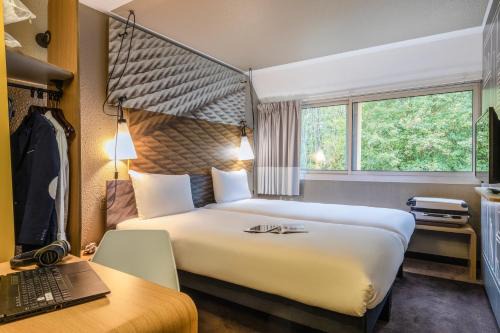Jouy-en-Josas Hotel | Welcoming Ibis Velizy Jouy-En-Josas: Pet-Friendly Retreat