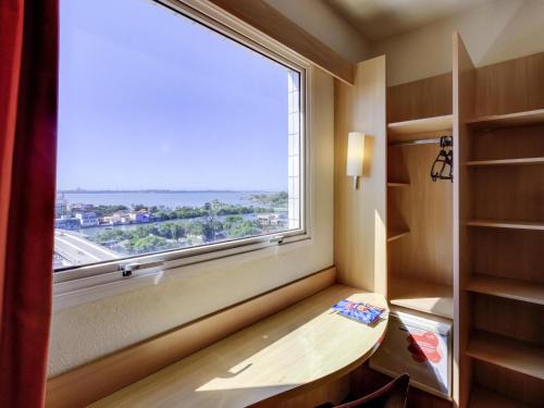 Triangulo das Bermudas Hotel | Experience Pet-Friendly Comfort at ibis Vitoria Praia do Canto