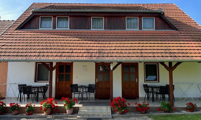 Kehidakustany Apartment | Charming Ibolya Vendégház: 9/10 Rating & Pet Friendly Stay