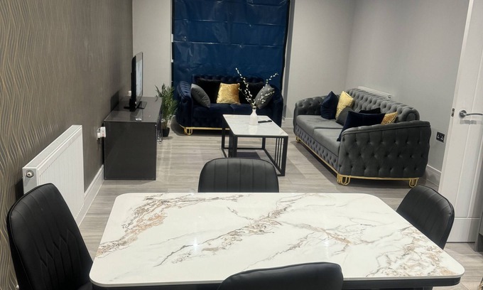 Gascoigne Apartment | Discover Icare Lodge Safwaan House: Family-Friendly Retreat