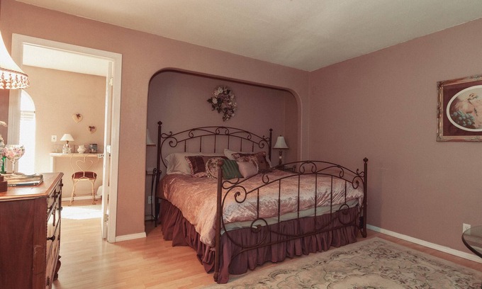 Yelm Bed & Breakfast | Exceptional Icart Room at BNB Hostel with Pool & Spa