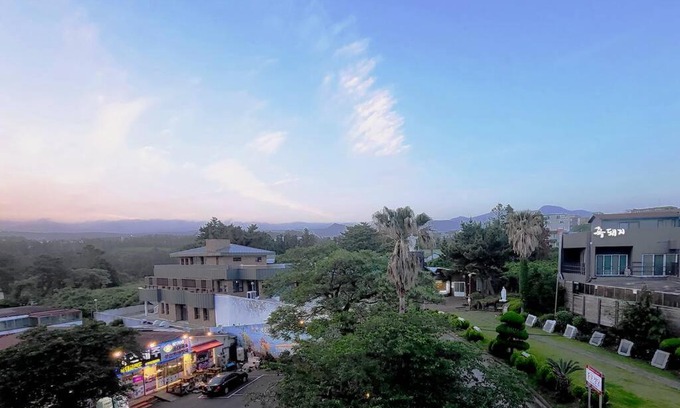 Jungmun Apartment | Relax at ICC 제주: Terrace Residence with Hallasan Views