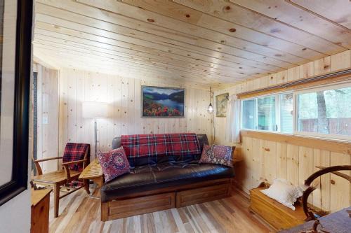 Enterprise House | Top-Rated Ice Creek Hollow Wood Den at Wallowa Lake