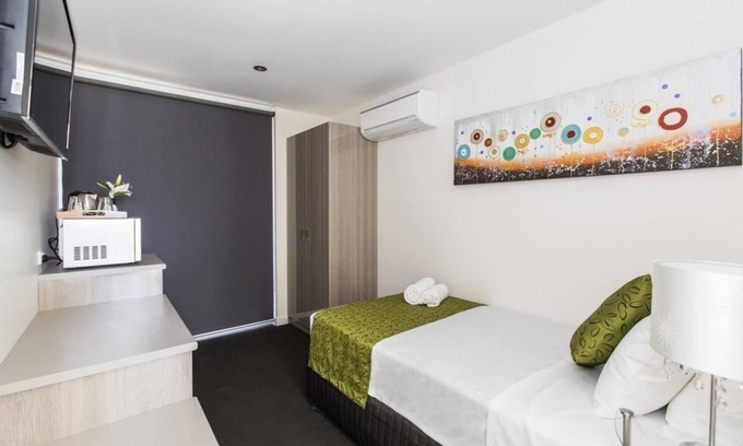 Mount Isa City Hotel | Inviting Icon on Isa: Family-Friendly Stay with Breakfast