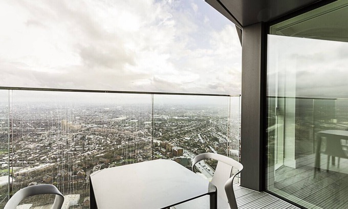 East Acton Apartment | Experience Comfort at Icon Tower Flat VIII with Spa & Breakfast