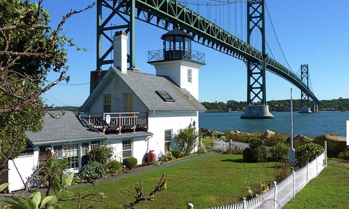 Adamsville House | Oceanfront Bristol Ferry Lighthouse: Guest Rated 9.8/10