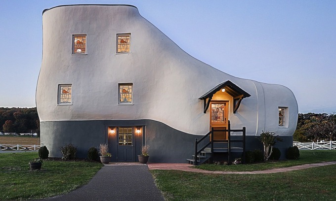 York Cottage | Iconic Haines Shoe House: Hot Tub, Firepit & 10/10 Rating