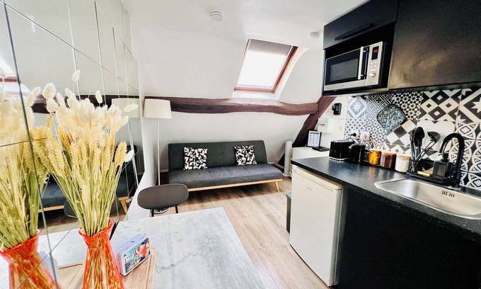 8th Arrondissement Apartment | Iconic location! Studio with washer by the Champs-Élysées avenue