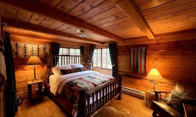 Nathrop Cabin | Iconic Log Cabin with Hot Tub & Scenic Views - 10/10 Rated