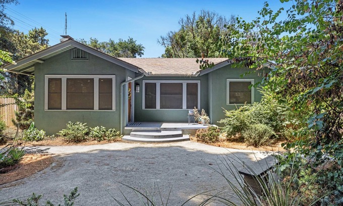 Fig Garden House | Iconic Old Fig Home - Amazing Yard w/BBQ & Firepit