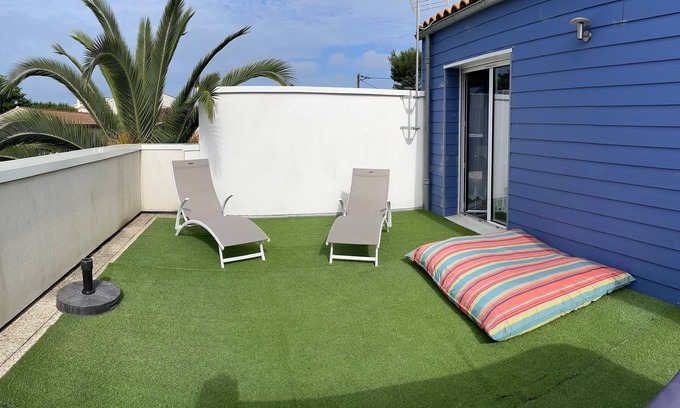 La Rochelle Villa | Family Retreat: Modern Home with Kitchen Near Beach