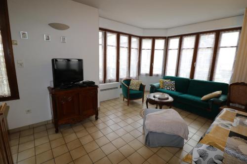 Espalion Apartment | Central Comfort: Family-Friendly Hotel in Downtown Location