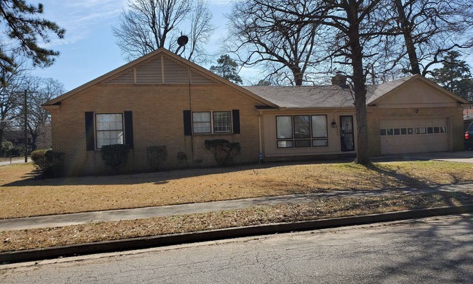 Pine Bluff House | Ida's Oasis: Premier Stay Near JRMC Hospital & Dining