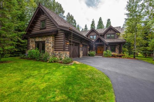 Sandpoint House | Idaho Club Lodge Home: Family-Friendly Retreat Awaits