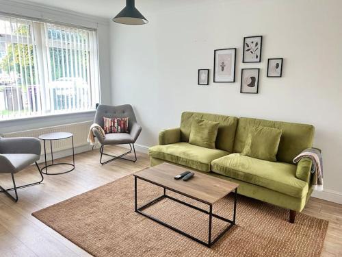 Glasgow House | Family-Friendly 3 Bed Home in Glasgow City with Free Parking