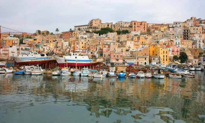 Sciacca Apartment | Cozy Retreat for Couples with Pool and Oceanfront Views