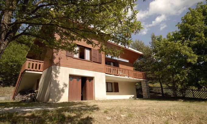 Castellane Ski Chalet | Family-Friendly Chalet with Lake Views and Pool Access