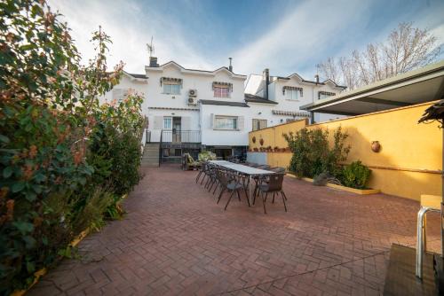 San Martin de Valdeiglesias House | Family-Friendly Retreat for 15 in San Martín de Valdeiglesias