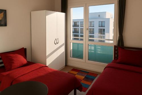Nietleben Apartment | Perfect for Workers: 3-Bedroom Apartment with Kitchen & WiFi