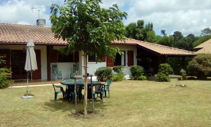 Sainte-Eulalie-en-Born House | Family-Friendly Retreat with Kitchen and Pet Amenities