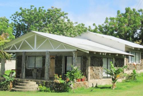 Hanga Roa House | Ideal Family Cabin for 6-12 Guests with Oceanfront Views