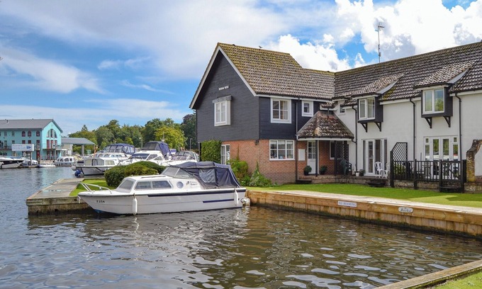 Wroxham Cottage | Discover the Norfolk Broads: Cozy Retreat for Couples & Families