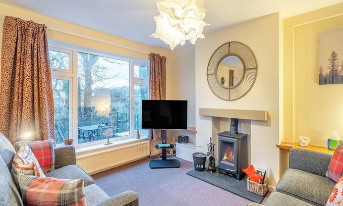 Hawes Cottage | Perfect Retreat for Couples and Friends with Lake Views