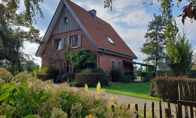 Velen House | Perfect Family Retreat for Groups up to 9 with Pool