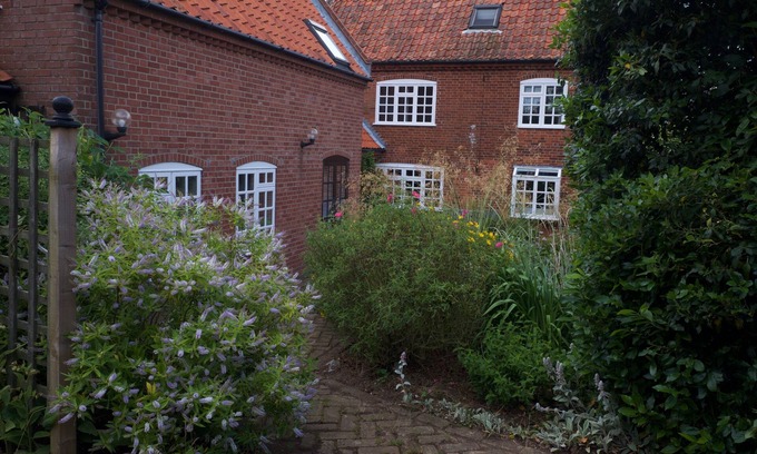 Butley Cottage | Beautiful Hotel Near Sutton Hoo with Pool and Gardens