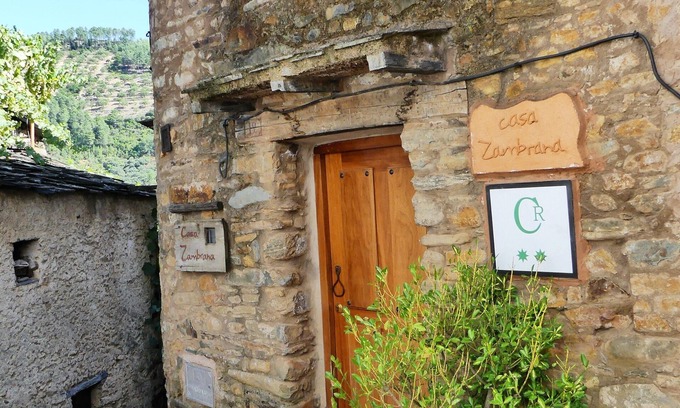 Erias Cottage | Perfect Retreat for Groups: 3 Bedrooms, Pool & Spa