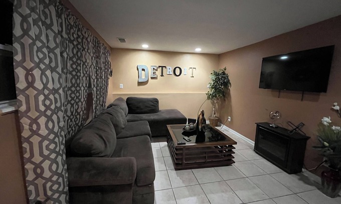 Detroit House | Perfect for Monthly Stays: Enjoy 20% Off Your Booking