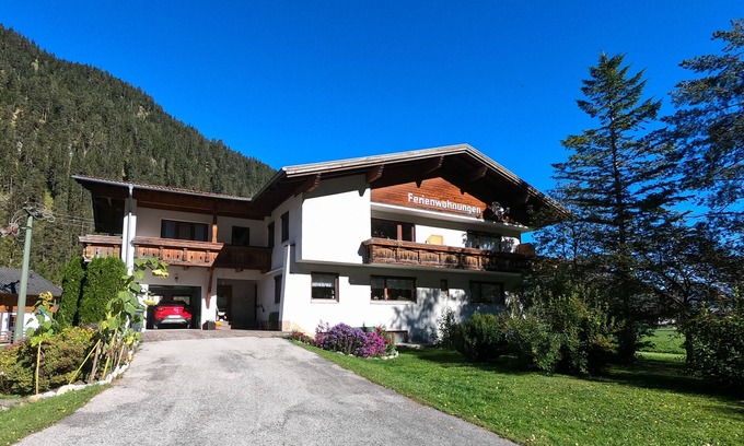 Bach Apartment | Perfect Getaway for Couples, Dog Lovers & Small Families