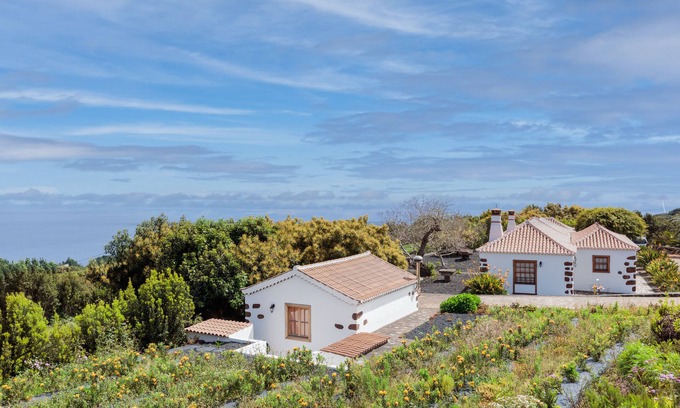 Barlovento Cottage | Perfect Retreat in La Palma with Spa and Breakfast Included