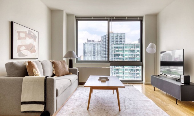 Hunters Point Apartment | Ideal 1BR Apartment with Elevator & Doorman near East River