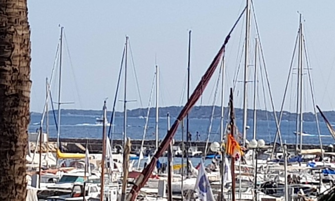 Sanary-sur-Mer Apartment | Prime Location with Ocean Views and Spa Services Await
