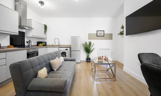 Trafford Apartment | Comfortable Ideal Lodgings Apartment in Urmston