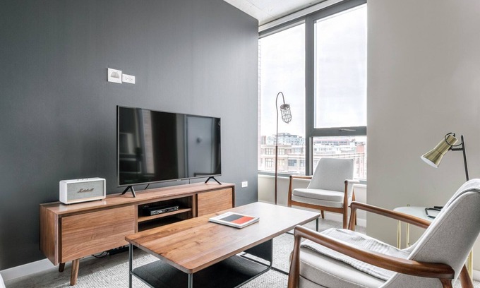 West Loop Apartment | Prime Loop Studio with Pool & Gym near Merchandise Mart