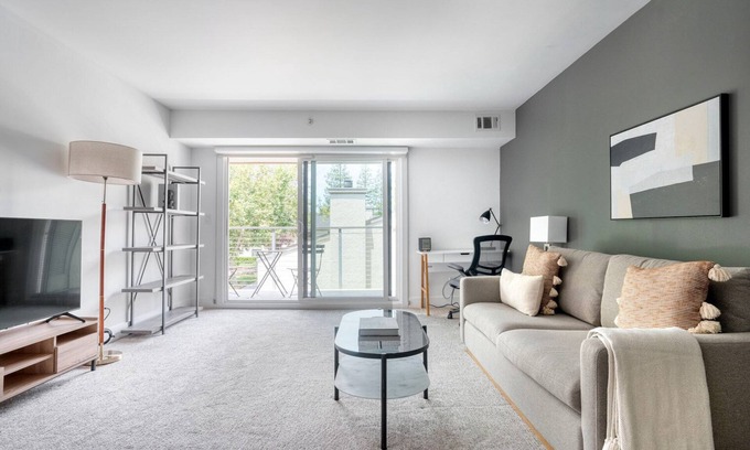 Sharon Heights Apartment | Ideal Menlo Park 1BR: Gym, Spa & Close to Farmer's Market