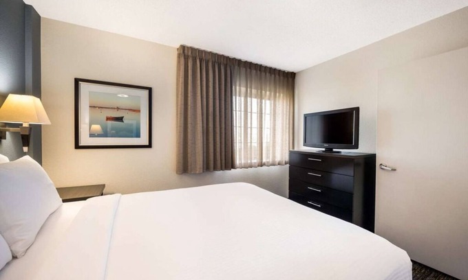 Morris Plains Hotel | Perfect Blend of Comfort and Value with Pet-Friendly Units