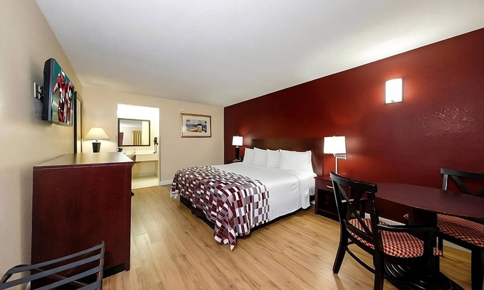 Ellenton Hotel | Perfect Blend of Comfort & Value with Pool and Free Parking