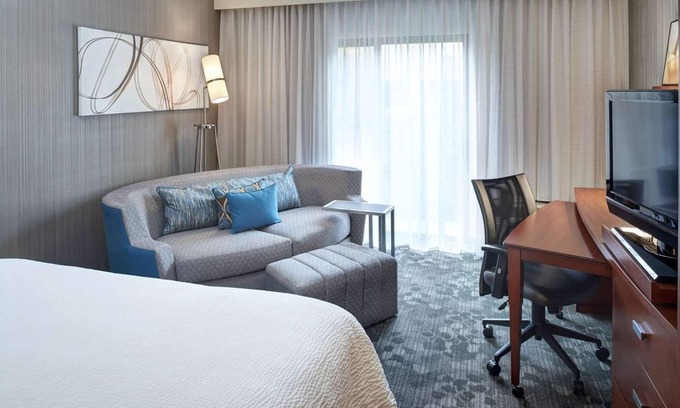 Brookfield Hotel | Comfort Meets Value: Enjoy Indoor Pool & Pet-Friendly Stays