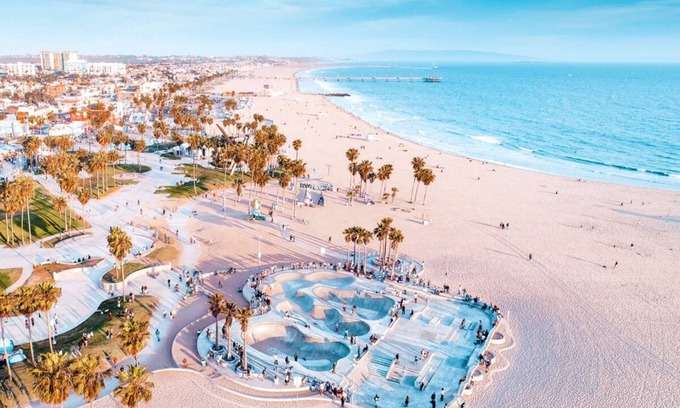 El Segundo House | Comfortable Units Near El Segundo Beach with Ocean Views