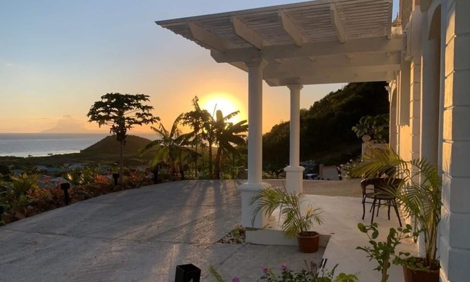 Cades Bay Apartment | Oceanview Studio with Kitchen in Secure Hillside Retreat