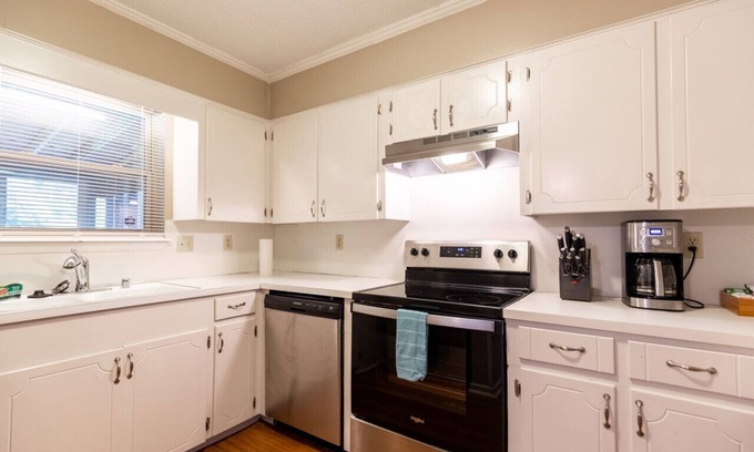 North Little Rock House | Serene Getaway: Ideal Retreat for Families and Pets