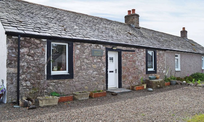 Bankend Cottage | Cozy Oceanfront Retreat with Wood Burner & Pet-Friendly Perks