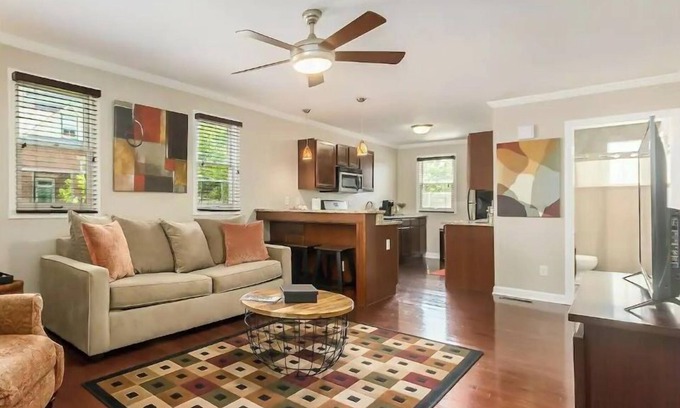 Downtown Columbus Condo | Cozy Short North Home with Off-Street Parking & Washer