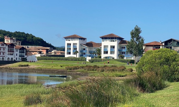 Behobie Apartment | Convenient Oceanfront Apartment with Pool & Spa Amenities