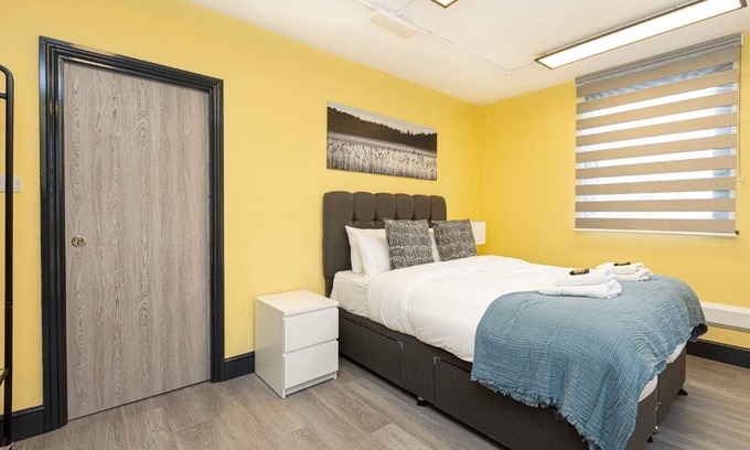St Luke's Apartment | Cozy Flat in Prime Location - Perfect for Families